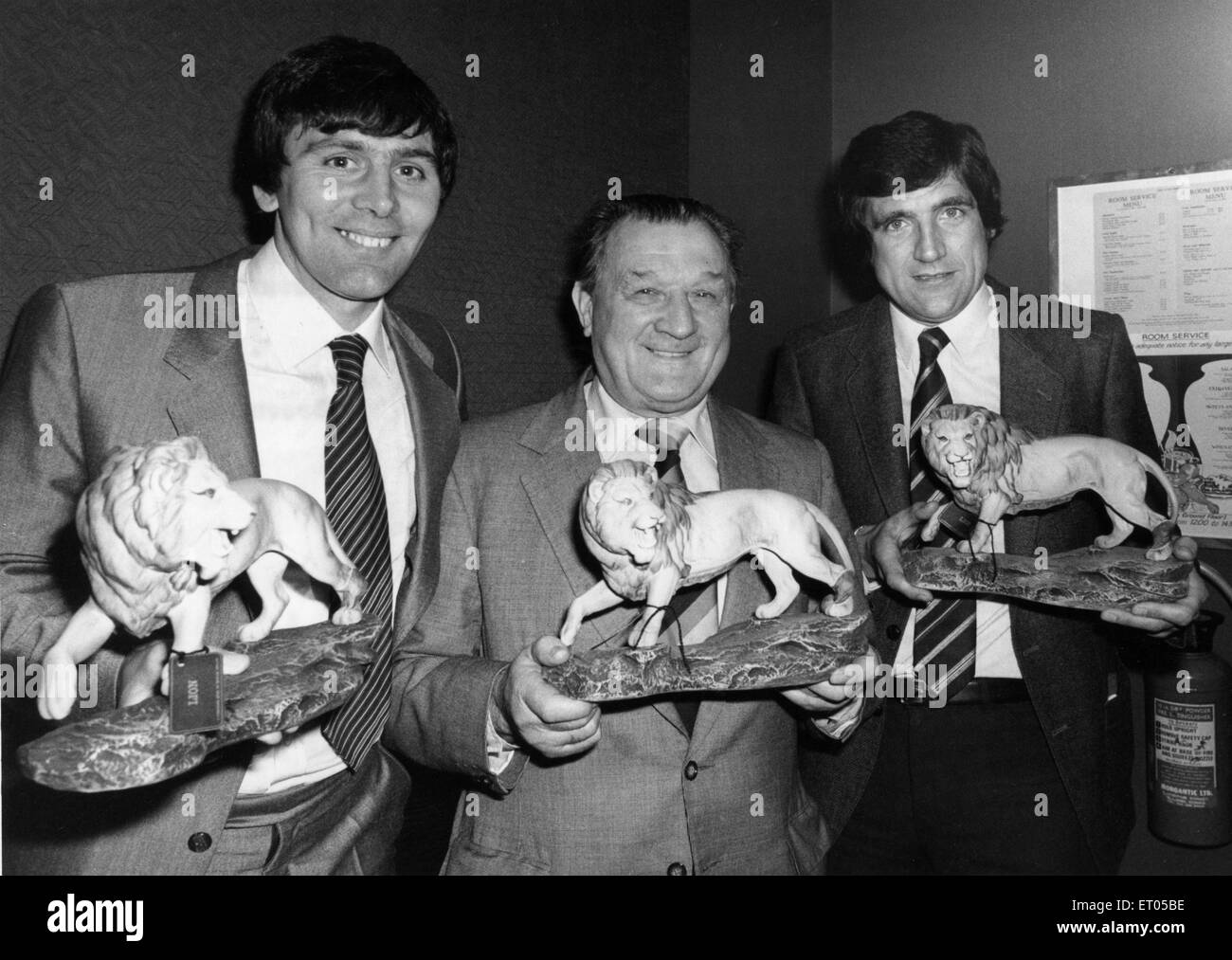 Topp-Fußball-Manager die Auszeichnungen bei einem Football Writers Association Mittagessen in Leeds im Bild mit ihren Preisen nach der Vorstellung abgeholt. Von links nach rechts: Ian Porterfield früher von Rotherham jetzt Sheffield United, Liverpool Manager Bob Paisley und Norman Hunter von Barnsley. 10. Dezember 1981 Stockfoto