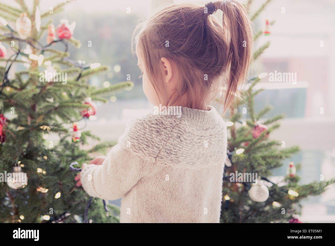 Mädchen schmücken Weihnachtsbaum Stockfoto