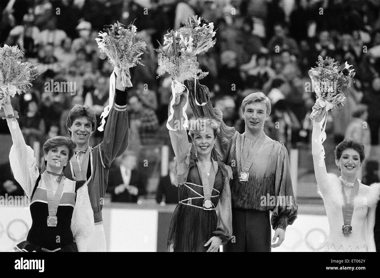 1984 Olympischen Winterspiele, 14. Februar 1984. Eiskunstlauf, Siegerehrung, Zetra Stadion, Sarajevo, Jugoslawien. Jayne Torvill und Christopher Dean zerbrach eine beispiellose 12 Bestnoten gewinnt die Goldmedaille für diese Leistung der Routine Bolero. Stockfoto