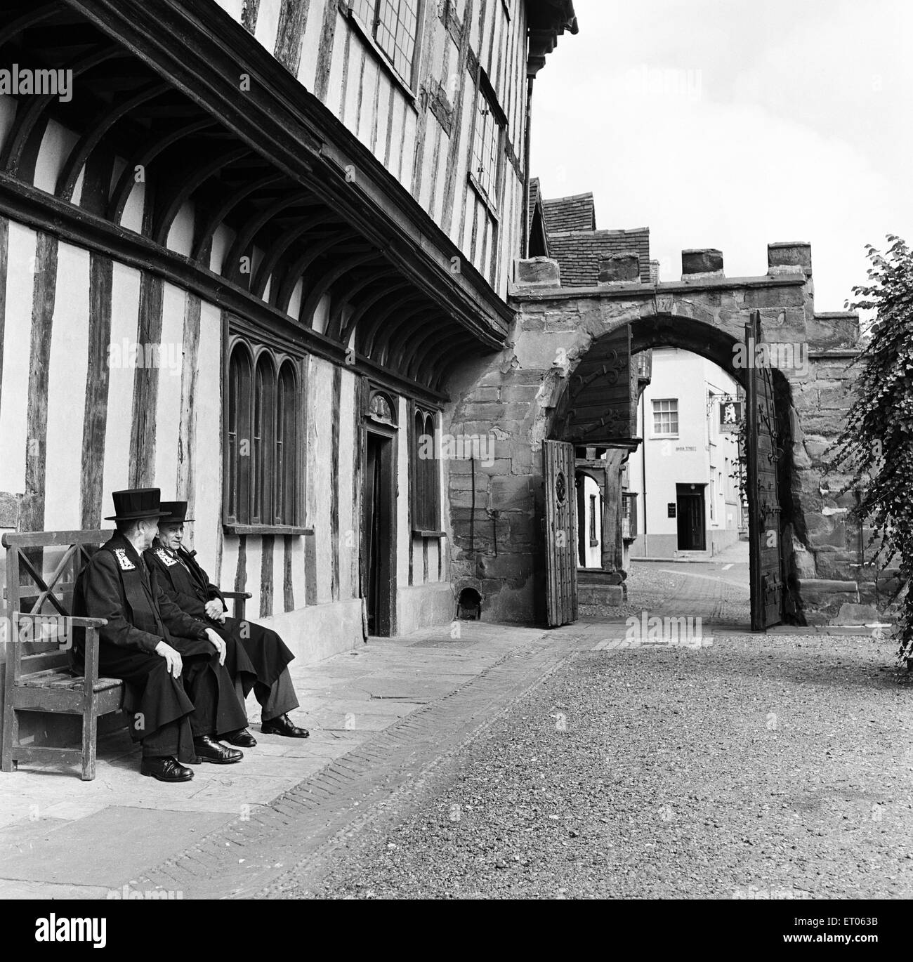 Lord Leycester Hospital, eine reizvolle und historische Gruppe von 14. Jahrhundert Fachwerkbauten, die ein Altersheim für Veteranen in Warwick, Warwickshire ist. Oktober 1952. Stockfoto