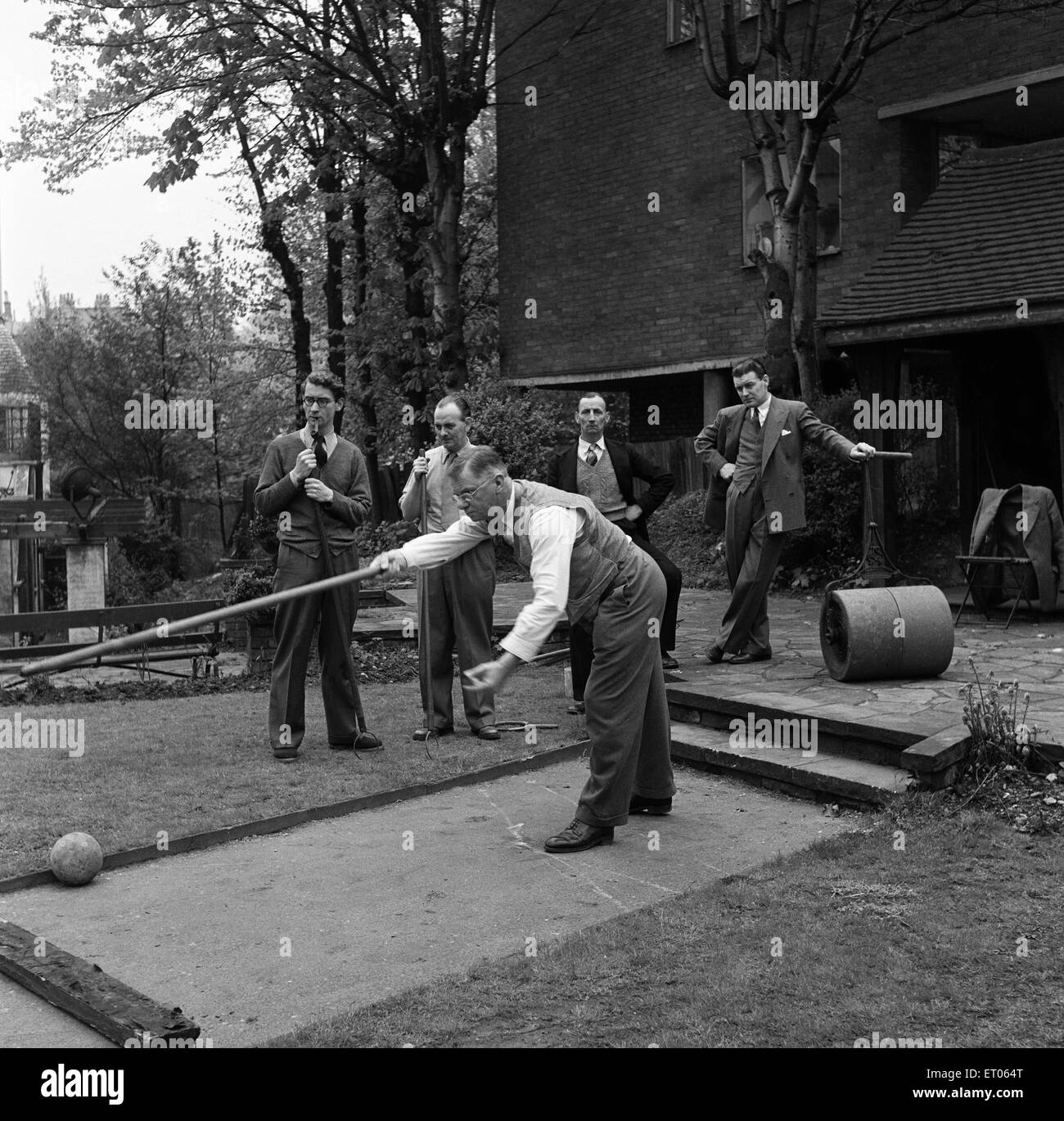 Männer, die ein Spiel der "Pall Mall" (auch bekannt als Paille Maille) in Hampstead, London. 2. Mai 1952. Stockfoto