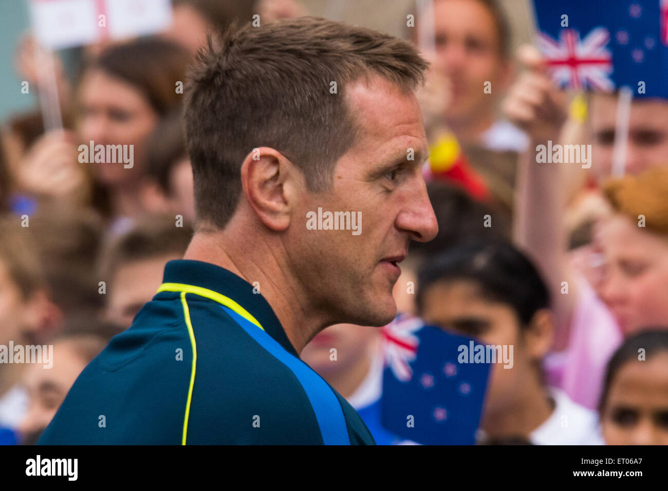 Twickenham Stadium, London, UK. 10. Juni 2015. Seine königliche Hoheit Prinz Harry gesellte sich England Rugby-Legenden Jonny Wilkinson und Will Greenwood, der Rundgang durch das Vereinigte Königreich den Webb Ellis Cup zu starten und zu diesem Anlass der 100 Tage vor dem Turnier zu gehen beginnt. Die Trophäe wird in einem speziell konfigurierten Land Rover Defender Gefahren und chauffiert von verschiedenen Rugby-Koryphäen, beginnend mit Will Greenwood. Bildnachweis: Paul Davey/Alamy Live-Nachrichten Stockfoto