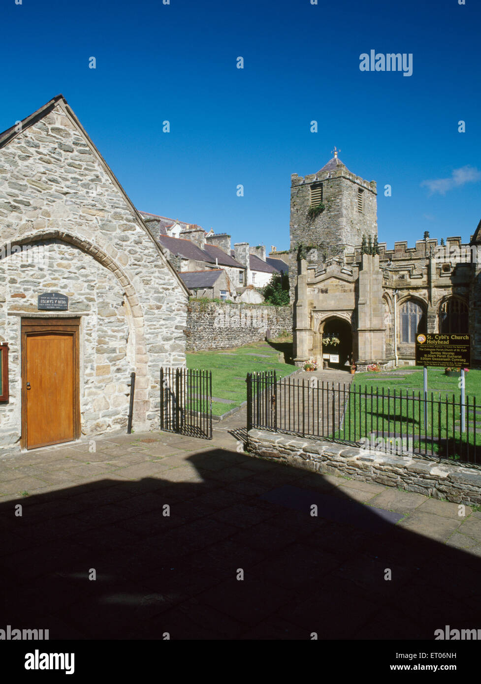 St. Cybi Kirche stützen Holyhead, Anglesey, stehen innerhalb der Mauern des C4th römische Marine gewährt in der C6th zu St. Cybi für ein Kloster. Stockfoto