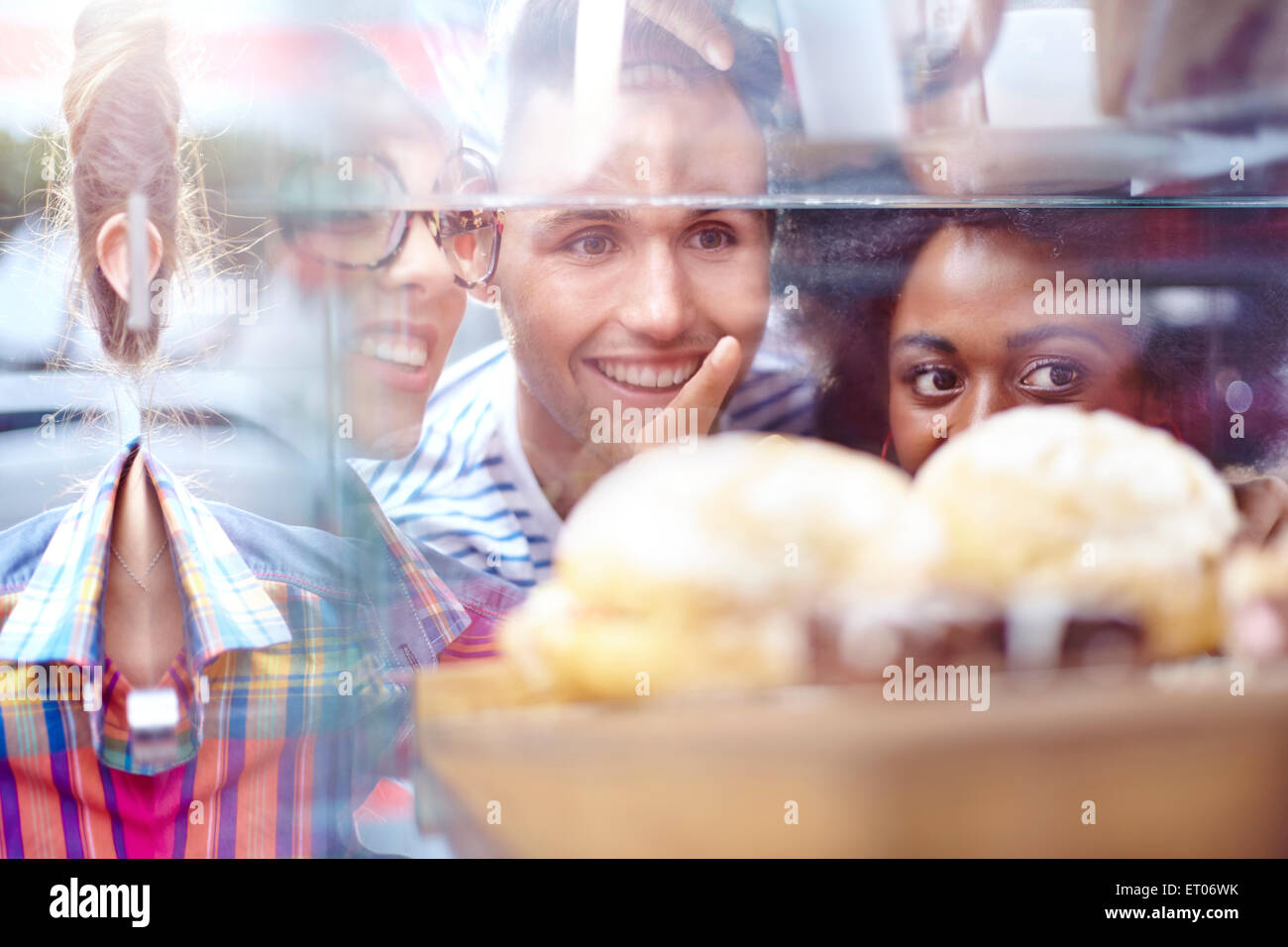 Freunde auf Desserts in Vitrine im café Stockfoto