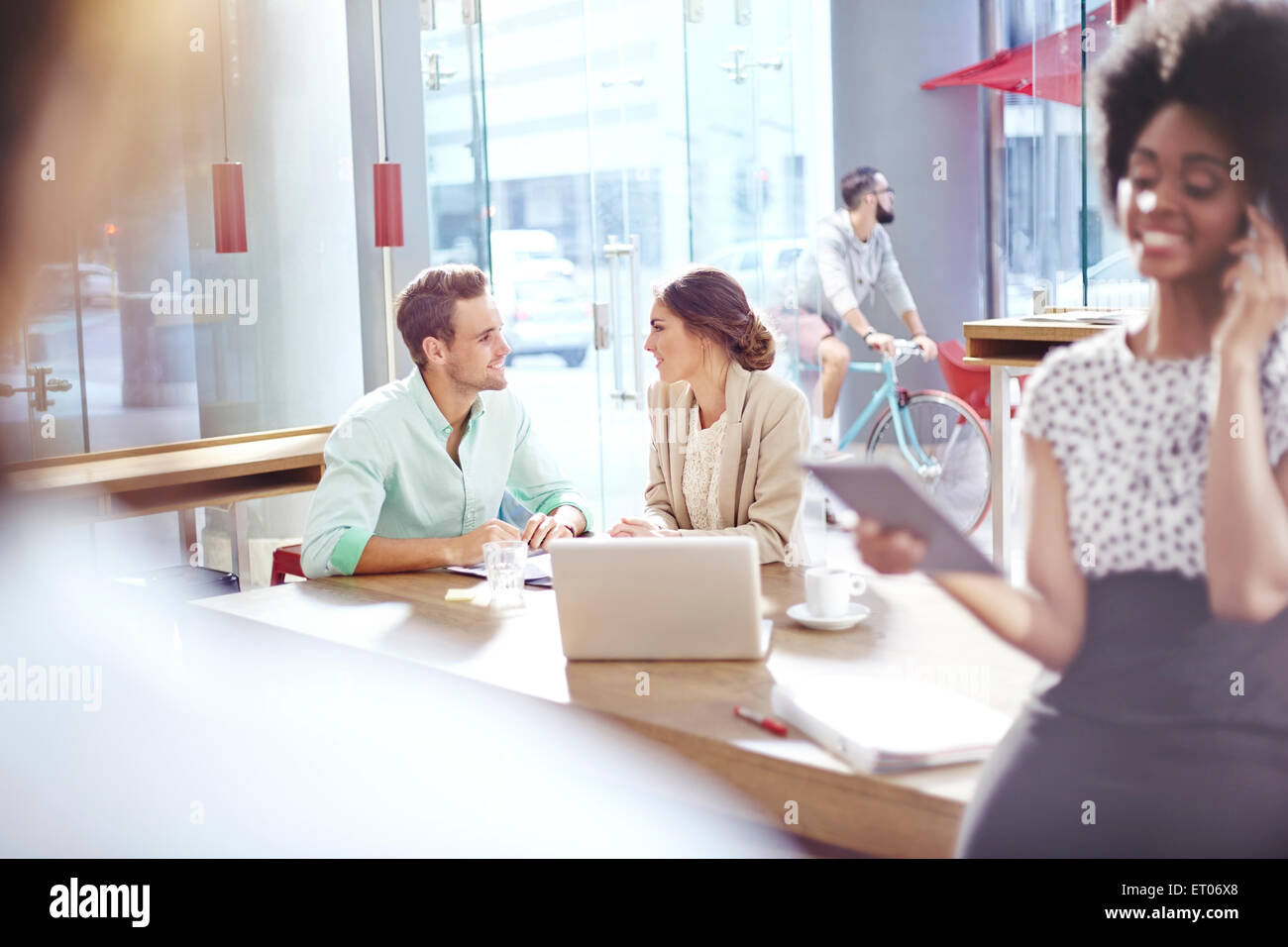 Geschäftsleute im Gespräch von Angesicht zu Angesicht im café Stockfoto