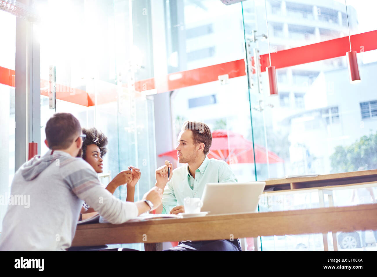 Geschäftsleute treffen sich in sonnigen café Stockfoto