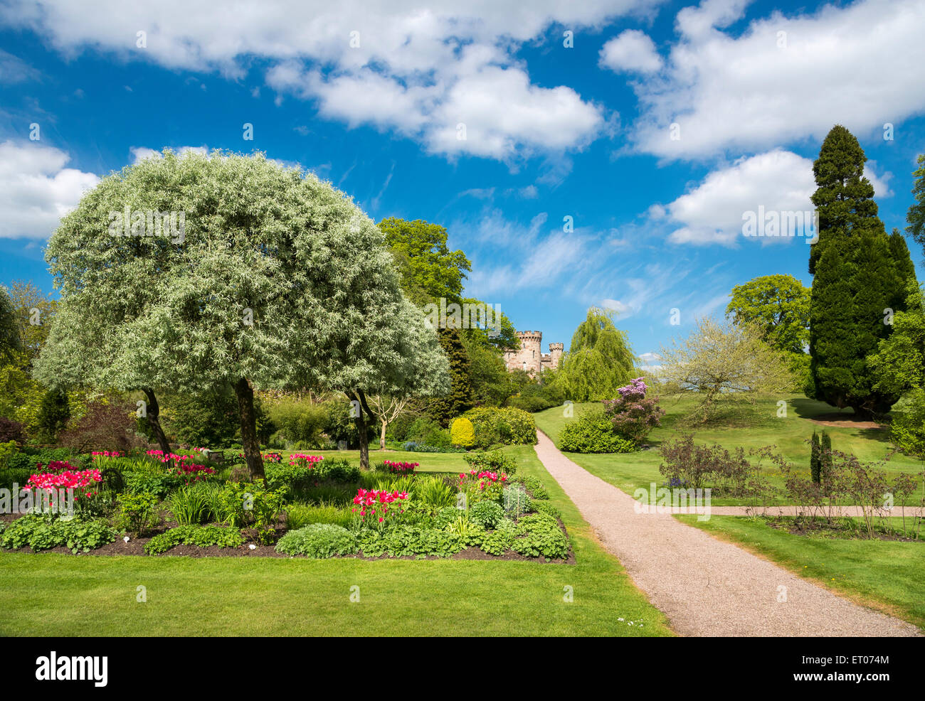 Einem schönen Frühlingstag im Cholmondeley Castle Gardens in Cheshire, England. Stockfoto