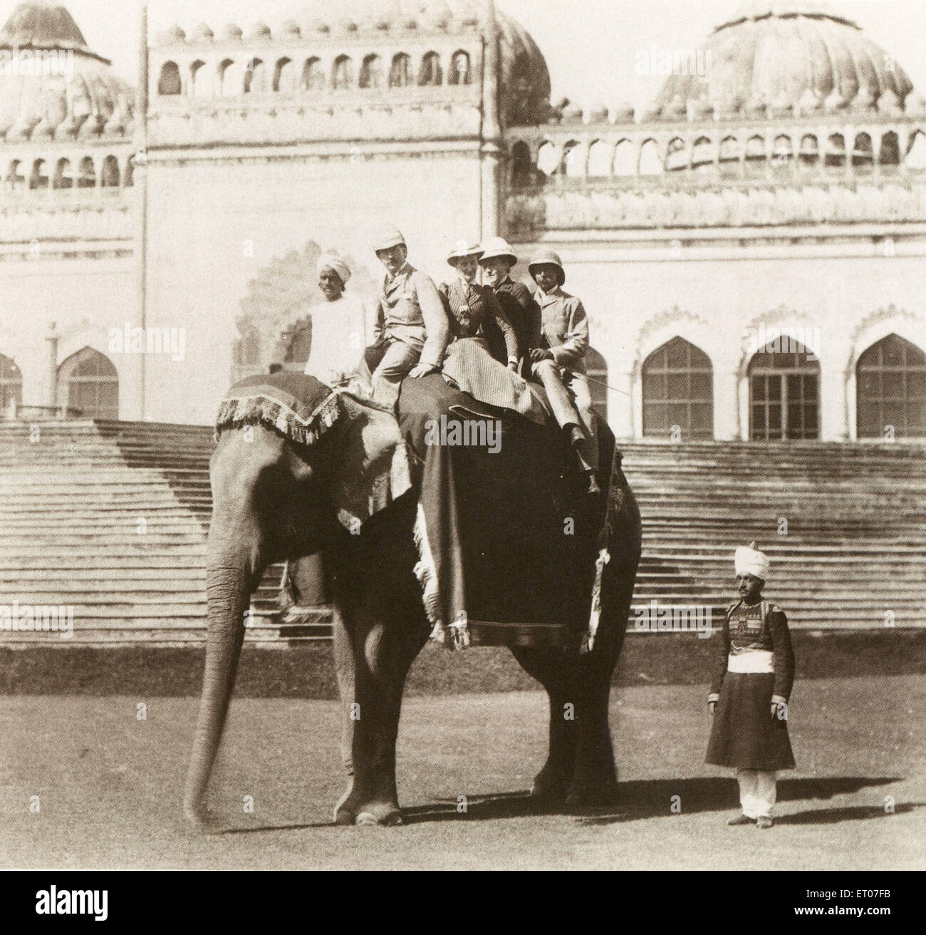Britische Männer reiten Elefant, Indien, Jahrgang, 1800er Stockfoto