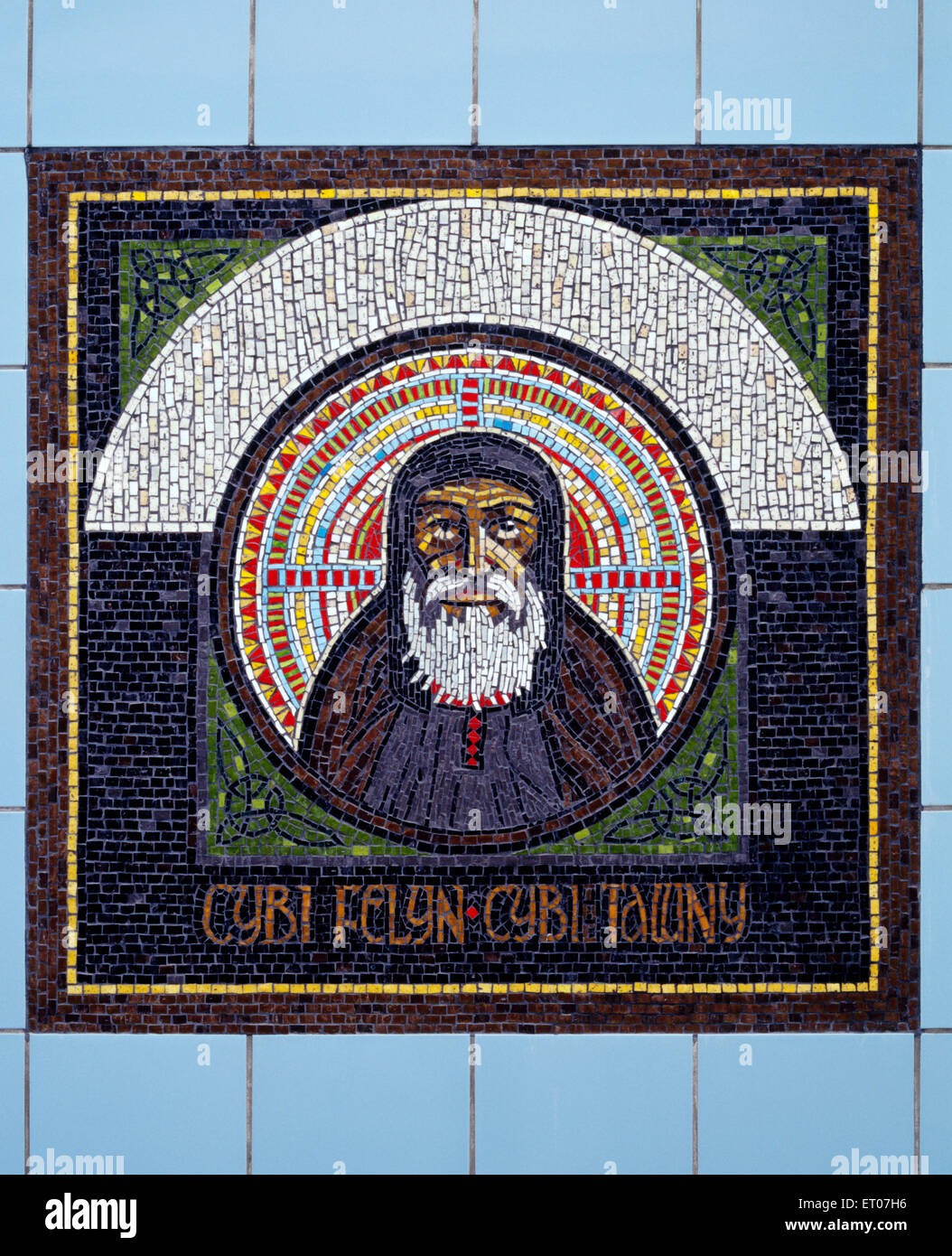Mosaik von St. Cybi von Holyhead, entworfen von Gary Drostle, am Eingang der Celtic Gateway Bridge, Holyhead, Anglesey Market Street. Stockfoto