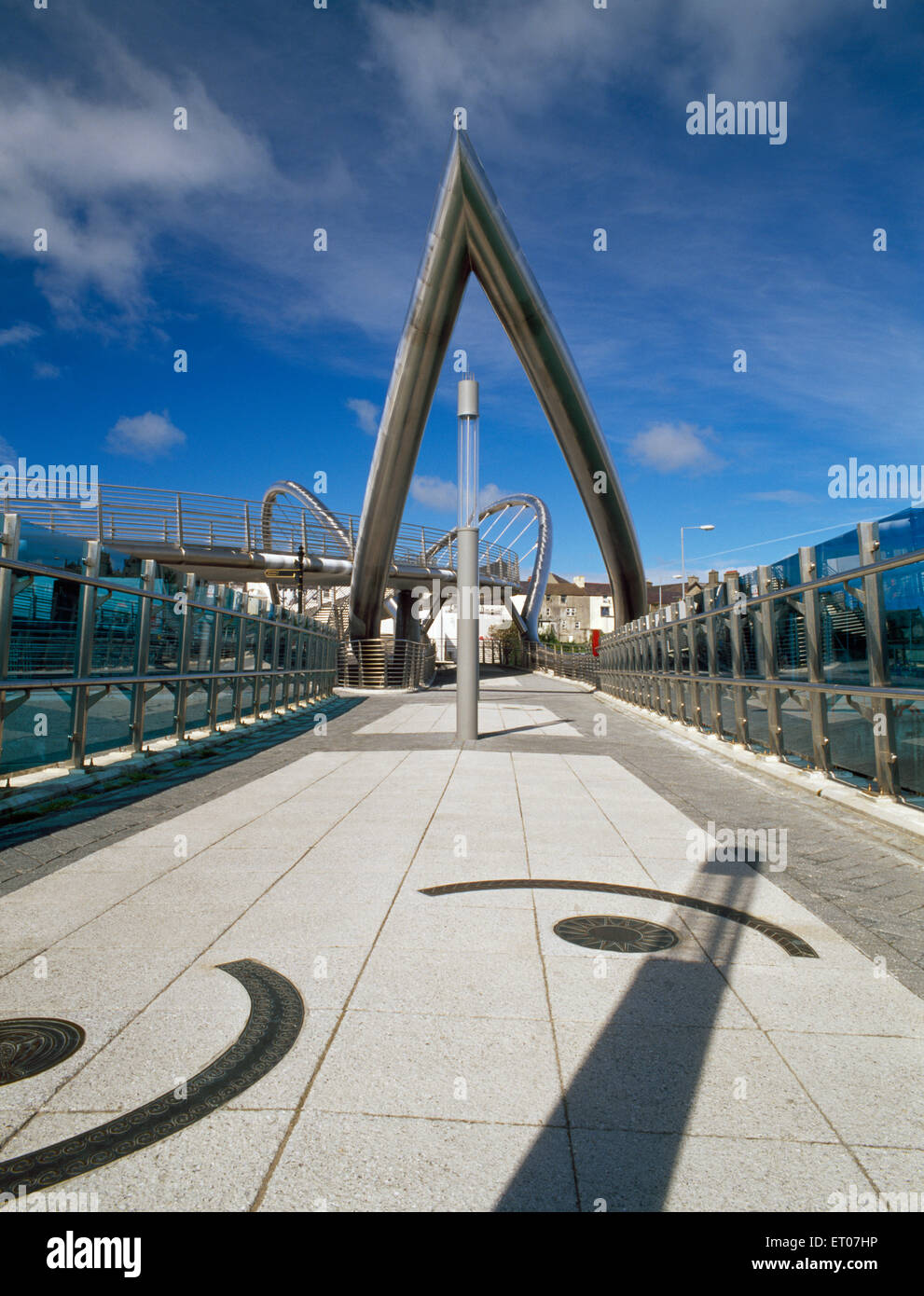 Wichtigsten Gehweg & Edelstahl Bogen der Celtic Gateway Bridge, Holyhead, Anglesey, Fährhafen & Stadt ganz Inner Harbour verbindet. Stockfoto