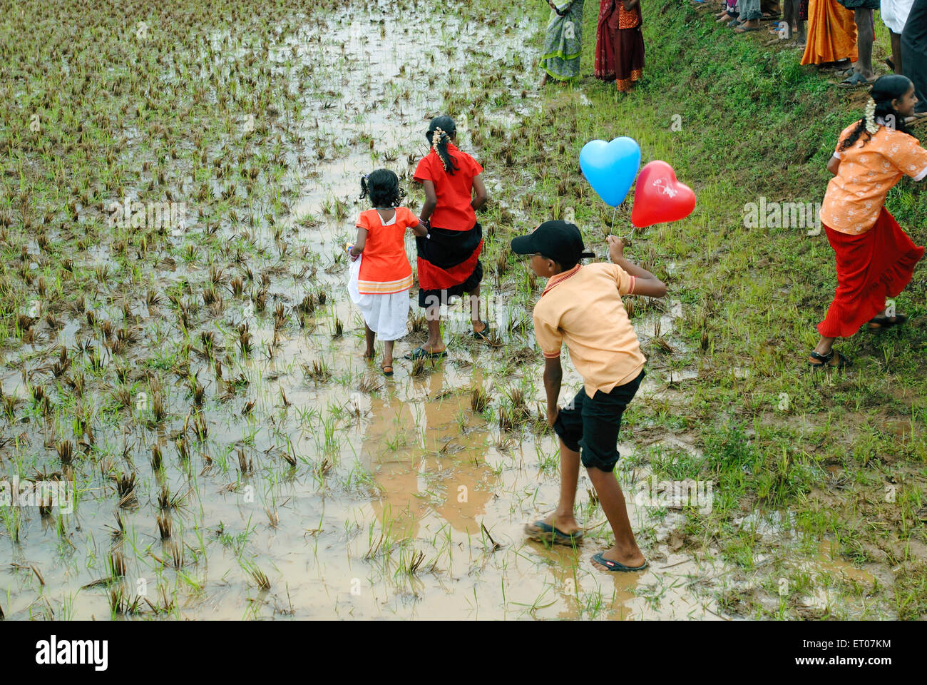 Kinder halten Ballons und fest; Kerala; Indien Stockfoto