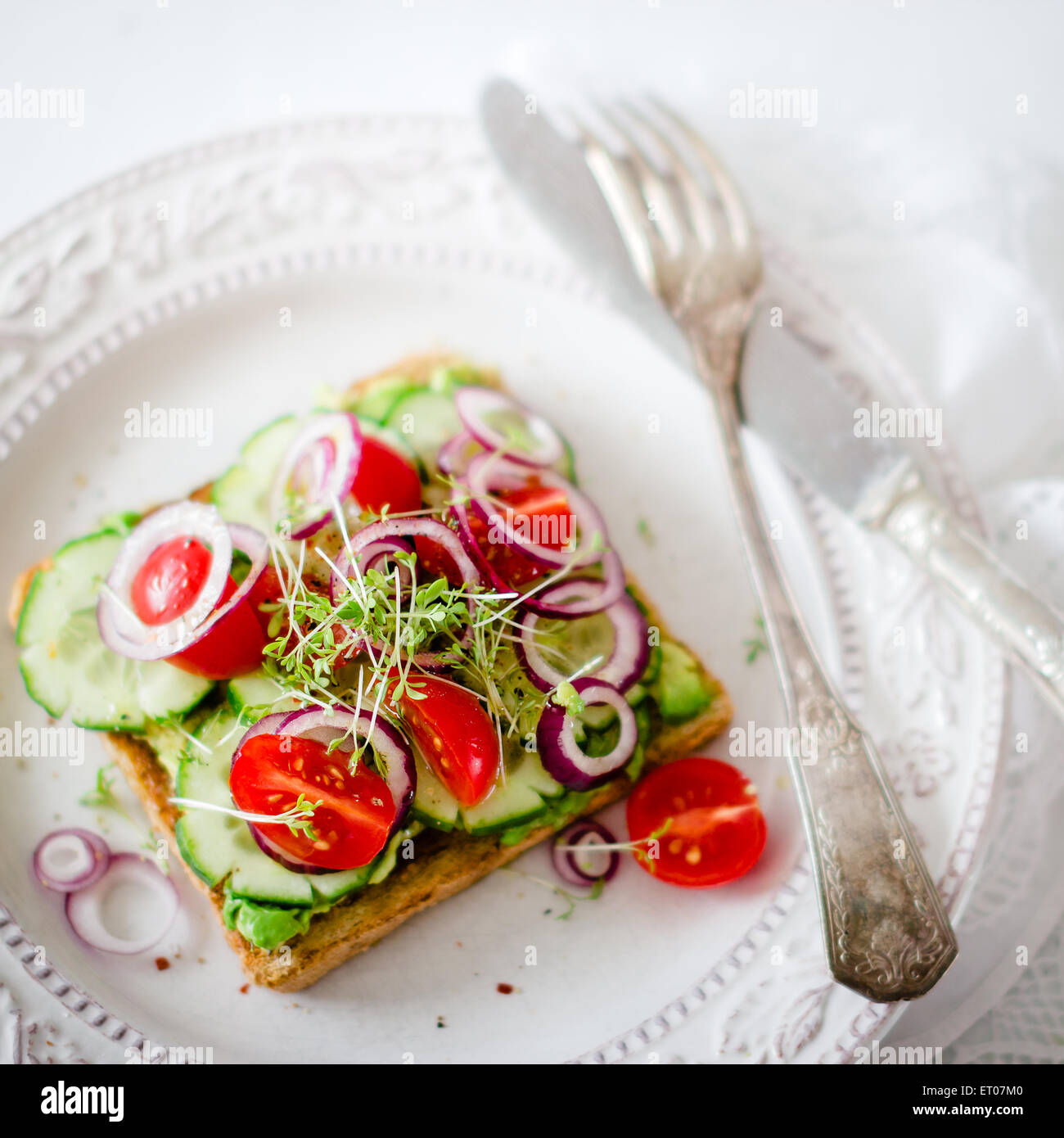Vegan-Sandwich mit frischem Gemüse Stockfoto