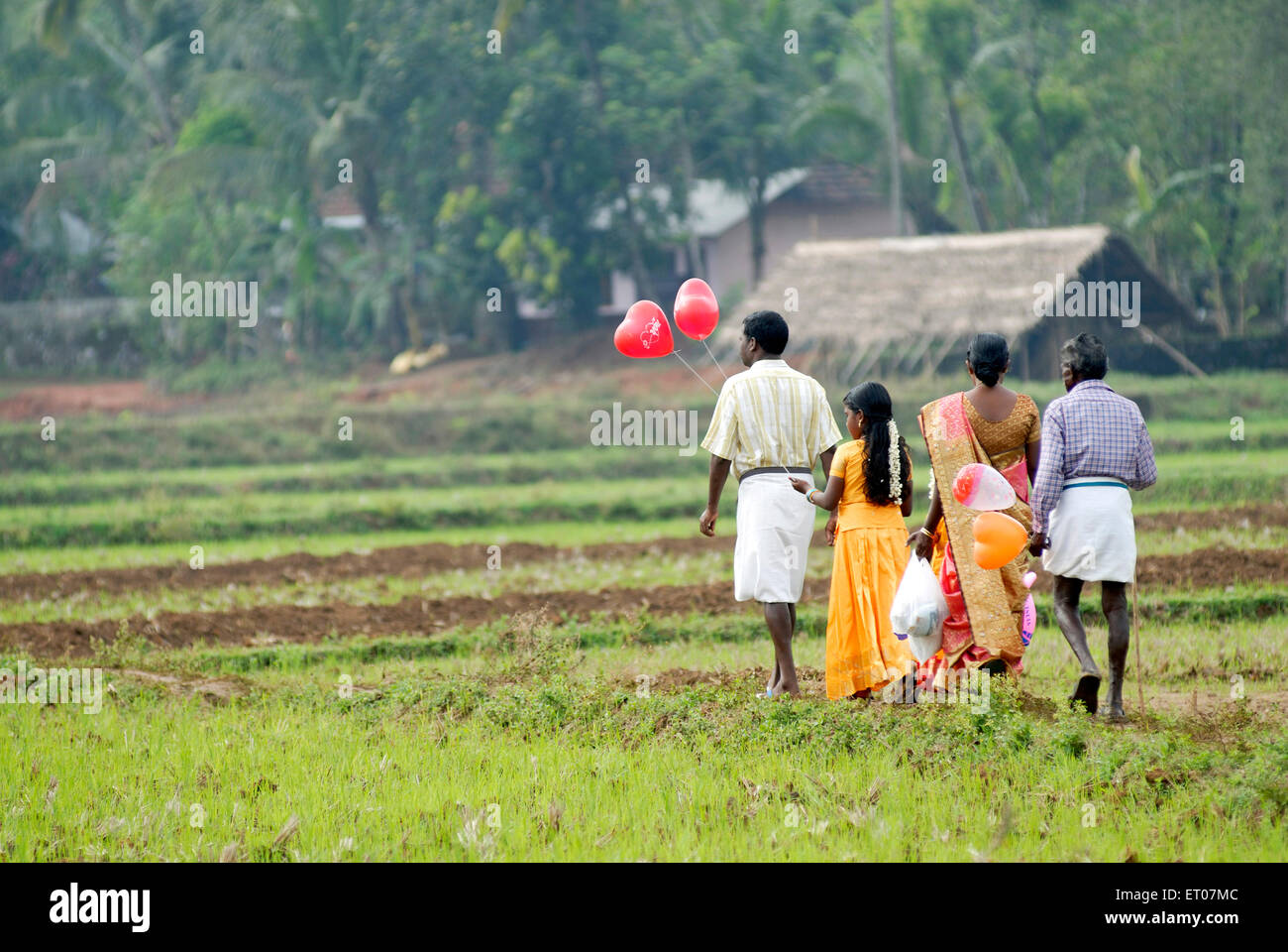 Menschen, die die Ballons für Festival; Kerala; Indien Stockfoto