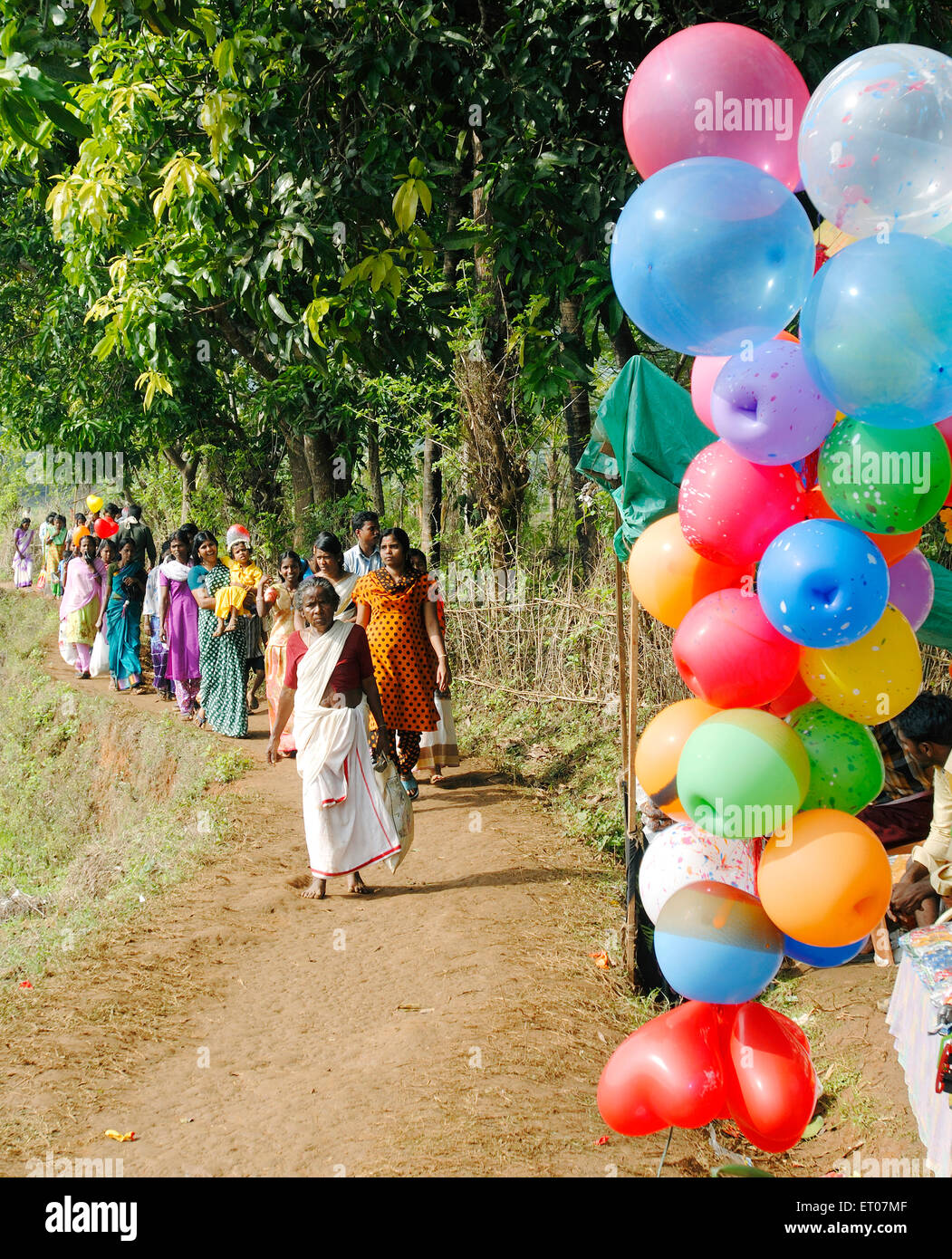 Menschen, die die Ballons für Festival; Kerala; Indien Stockfoto