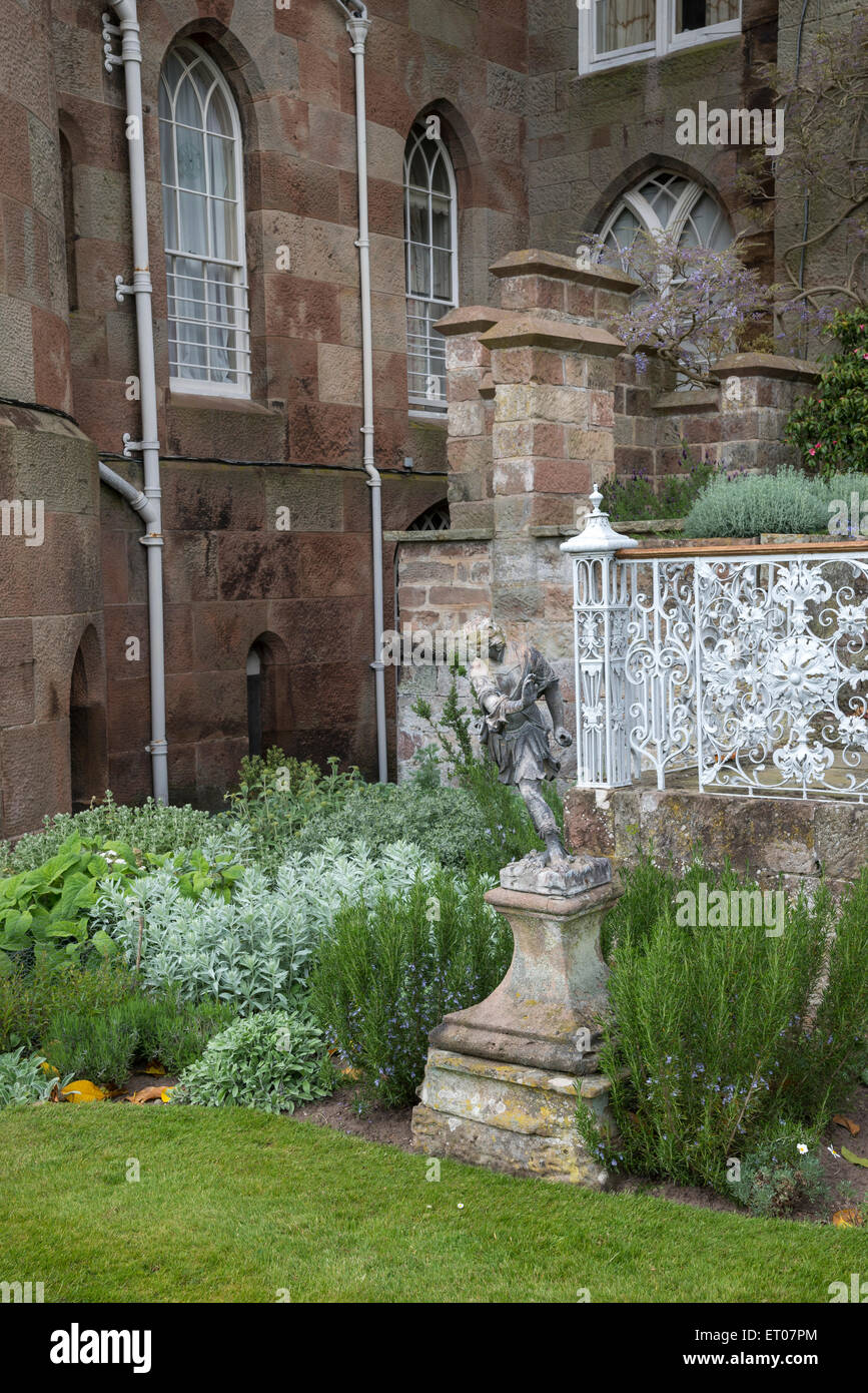Silbergrünen Pflanzen neben dem Haus am Cholmondeley Schlossgärten in Cheshire, England. Stockfoto
