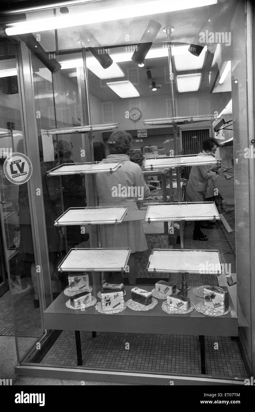 DIE siebziger Jahre waren eine Zeit des Streiks, und im Dezember 1974, die großen nationalen Bäcker beschlossen, nachziehen, fordern eine 66 % Lohnerhöhung. Mitarbeiter von größeren Firmen hatte leere Regale und Dutzende von Kunden abwenden. Kleine Bäckereien waren Arbeiten aus dem Ruder aber nicht in der Lage, die Nachfrage als Geschäfte rief in für zusätzliche Lieferungen. Als Hausfrauen beschlossen, ihr eigenes Brot backen, stiegen die Verkaufszahlen der Hefe. (Bild) Leere Regale in der Bäckerei. 3. Dezember 1974 Stockfoto