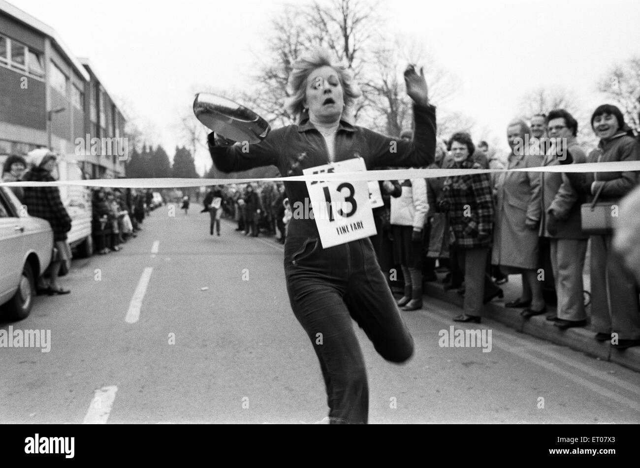 Bedworth Pfannkuchen-Rennen. 23. Februar 1982. Stockfoto