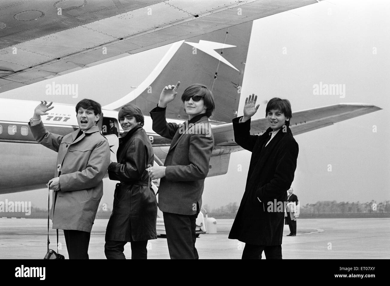 Wayne Fontana mit The Mindbenders, einsteigen in ein Flugzeug, 21. April 1965. Stockfoto