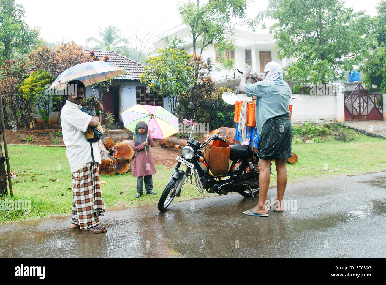 Fischverkäufer während eines regnerischen Tages; Kerala; Indien Stockfoto