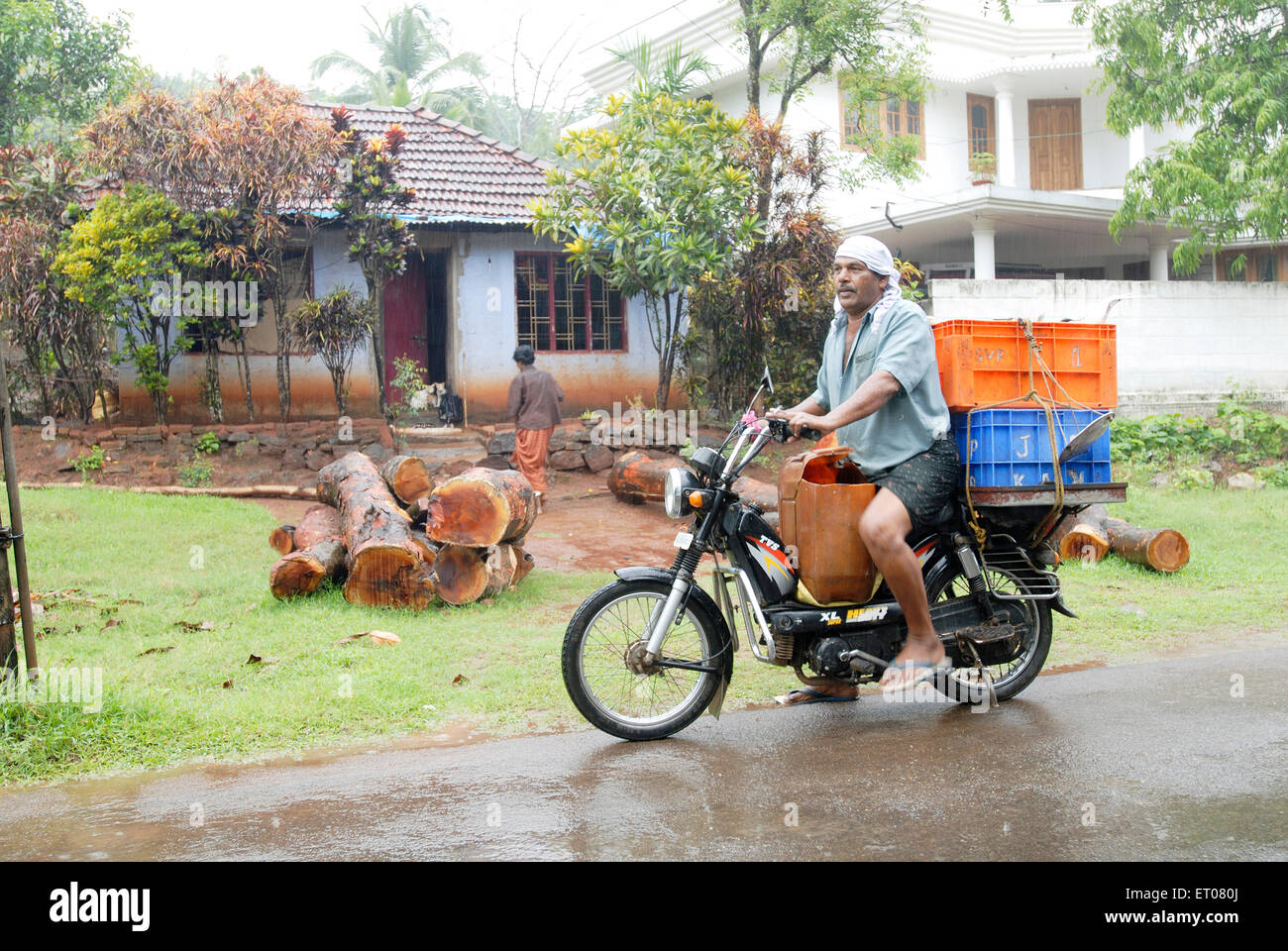 Fischverkäufer während eines regnerischen Tages; Kerala; Indien Stockfoto