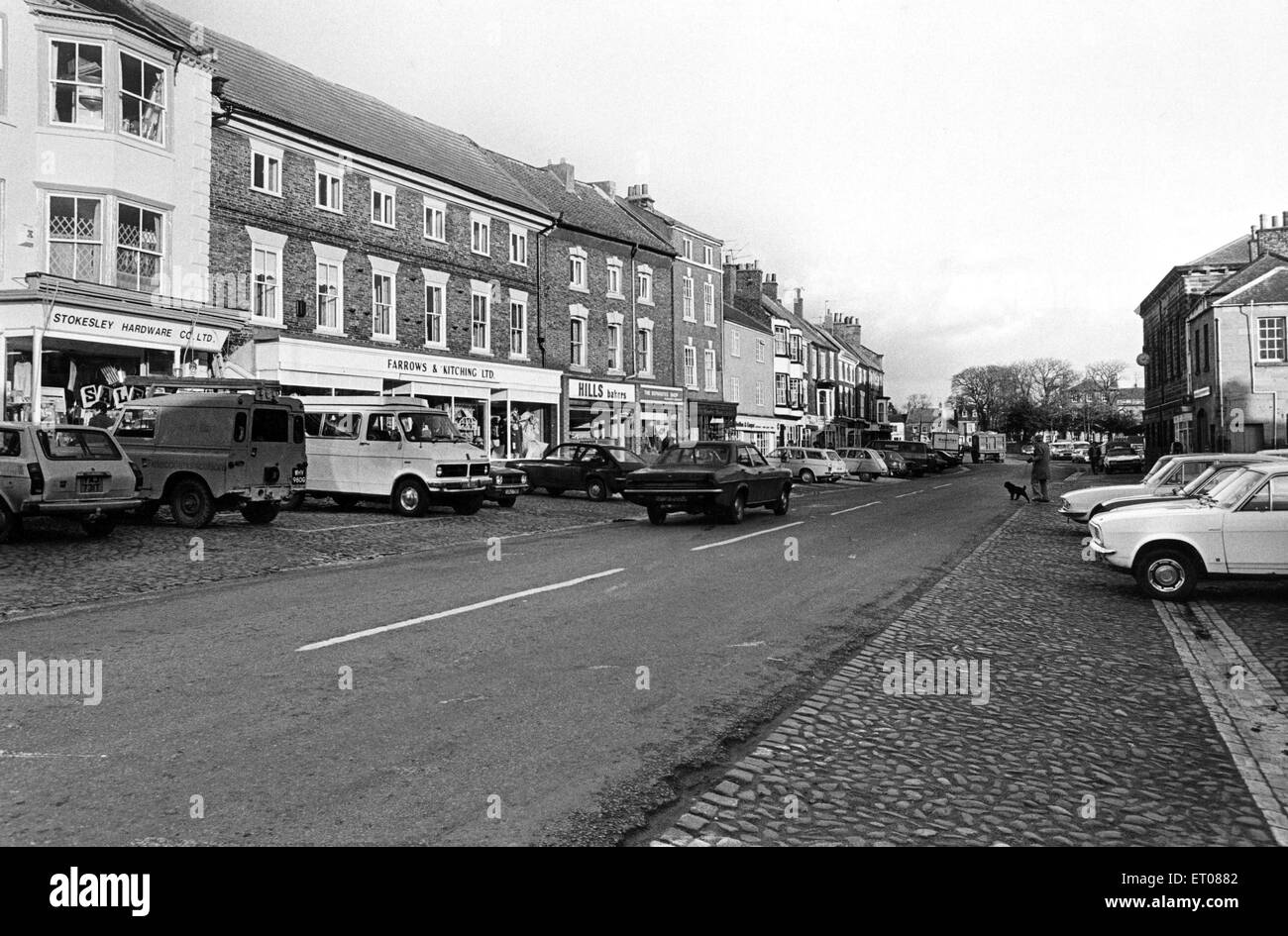 Die charakteristischen Kopfsteinpflaster und die Fassaden der Gebäude an der Hauptstraße in Stokesley, North Yorkshire. Noch lange eine Marktstadt - aber wie?. 3. Dezember 1979. Stockfoto