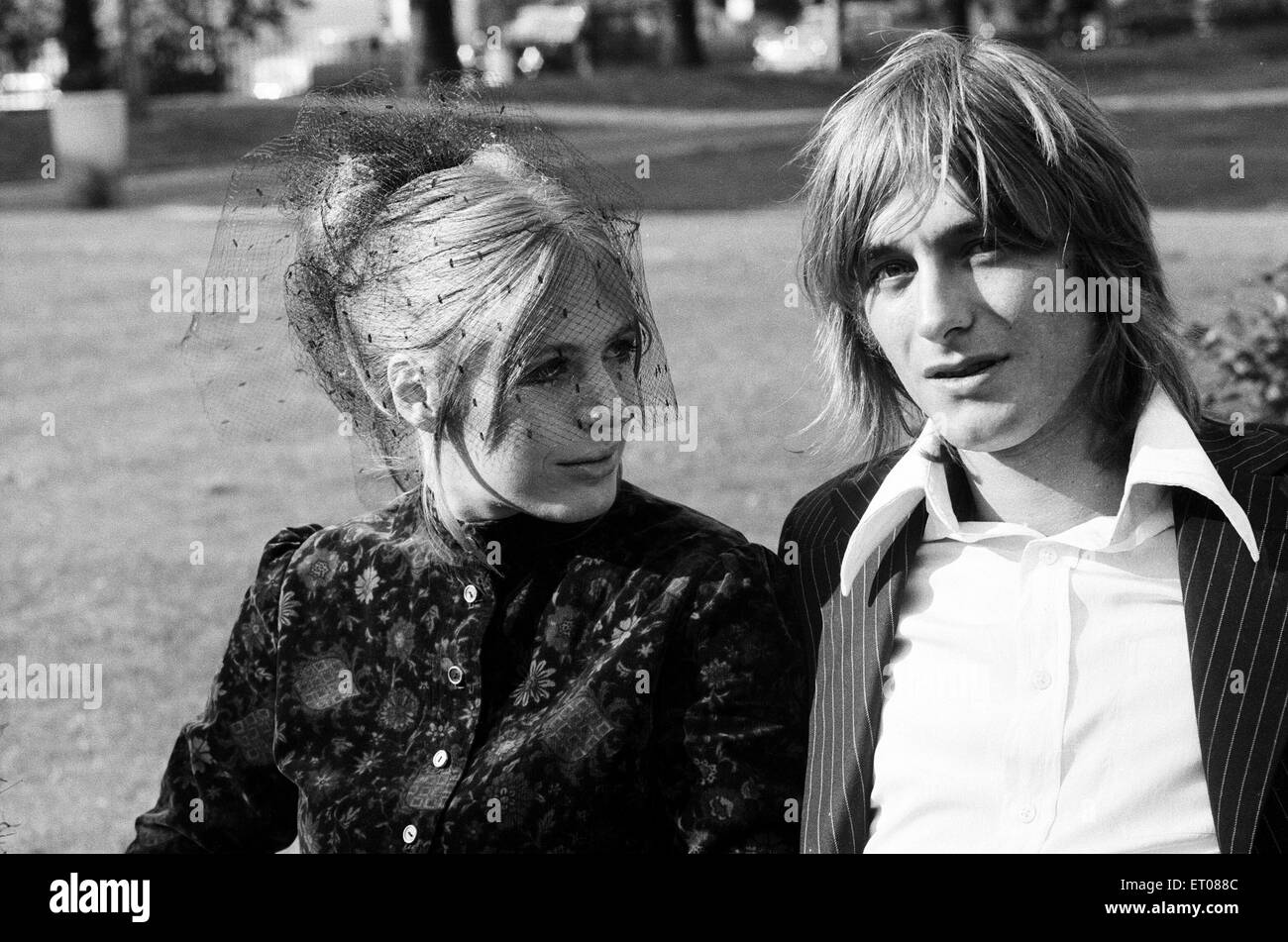 Im Alter von 23, einem Antiquitätenhändler, Pop-Sängerin und Schauspielerin Marianne Faithfull, die vor kurzem Bexley Krankenhaus verlassen hat, nachdem der Heroinsucht geheilt werden mit ihrem neuen Freund Oliver Musker, hier abgebildet ist. Marianne und Oliver werden später diese Woche auf der Insel Bali als Bestandteil ihrer Rekonvaleszenz fliegen. 3. Oktober 1972. Stockfoto