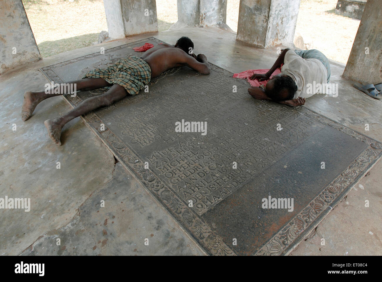 Männer schlafen, holländischer Friedhof, holländisches Mausoleum, Pulicat, Pazhaverkadu, Thiruvallur District, Tamil Nadu, Indien, Asien Stockfoto