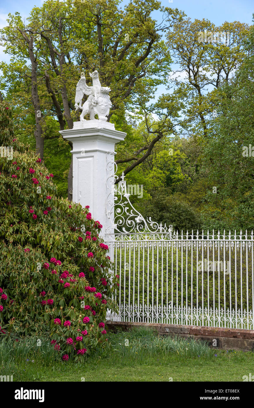 Weißer Bildschirm Tore Cholmondeley Castle Gardens in Cheshire. Stockfoto