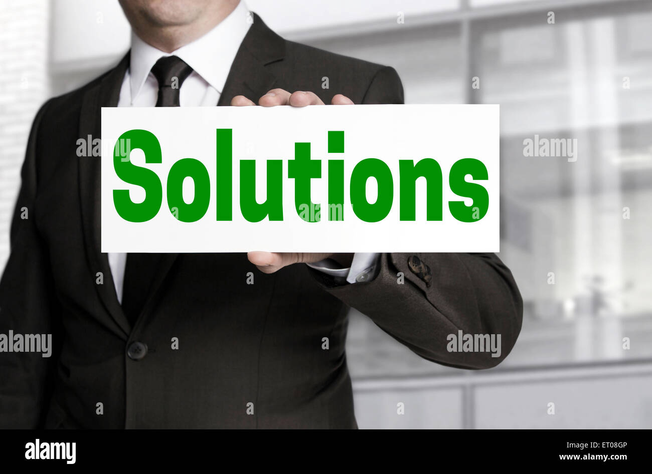 Lösungen-Zeichen werden durch Geschäftsmann gehalten. Stockfoto