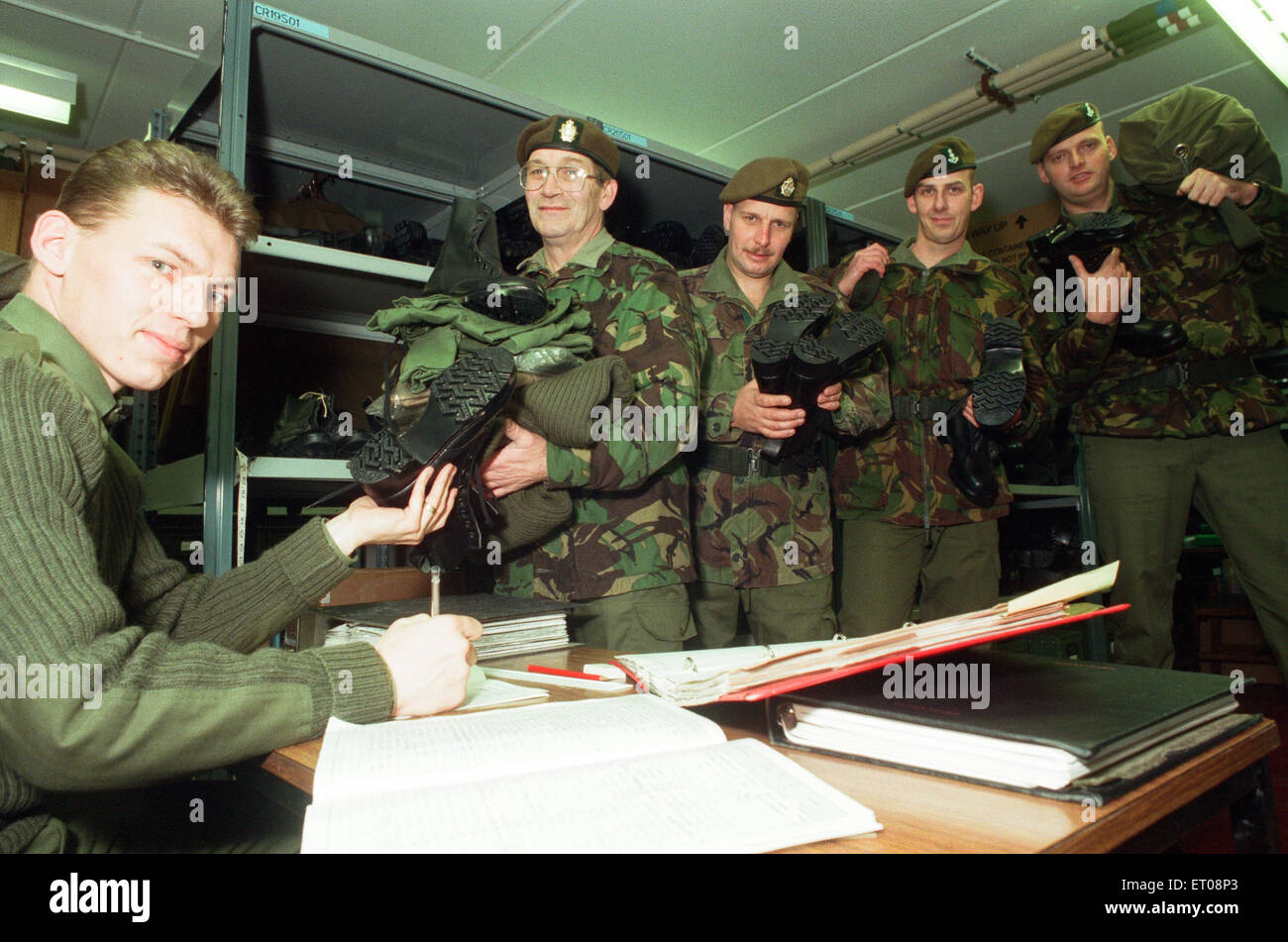 Territorialarmee Soldaten freiwillig für Operationen in Bosnien immer ihre Kit. PTE Wayne Pickering gibt Vorräte an Sgt. Brian Pettit, CPL. Norman Day, Pte. David Appleton und Pte. Steve Todd. 12. Dezember 1995. Stockfoto