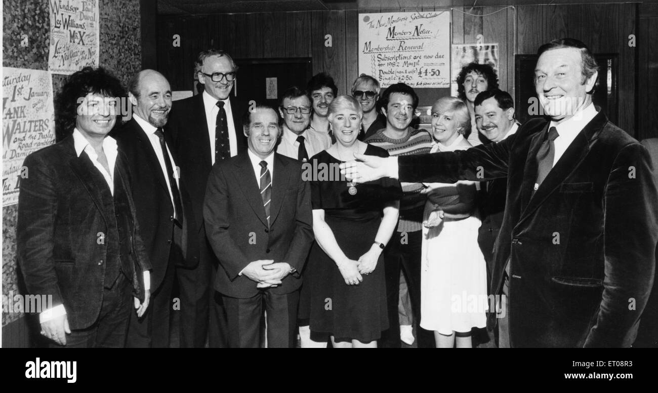 Ernie Mack (rechts) Liverpool-Nacht-Club-Besitzer und dem Lehrstuhl für die neu gegründeten Pink Elephant Club hier im Montrose Club mit ein paar seiner 200 Mitglieder zu sehen. Die neue Organisation ist äquivalent zu nationalen Wasserratten Merseyside und bietet eine Unterstützungskasse für Entertainer und Musiker. 8. Januar 1983 Stockfoto