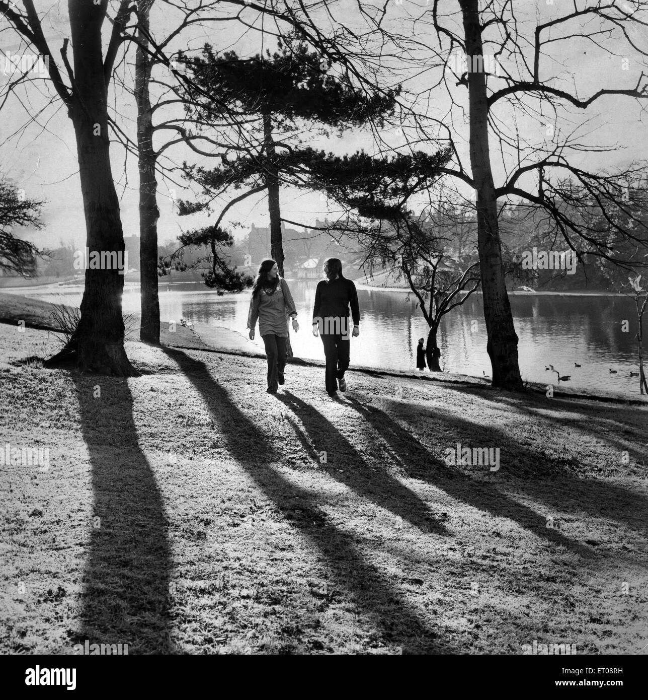 Sefton Park, Liverpool, ein 235 Hektar großen Park, eröffnet im Jahre 1872. Paare, die im Park, ist das Bild aufgenommen, Blick auf den See mit Booten in Richtung Aigburth Vale, 23. Januar 1973. Stockfoto