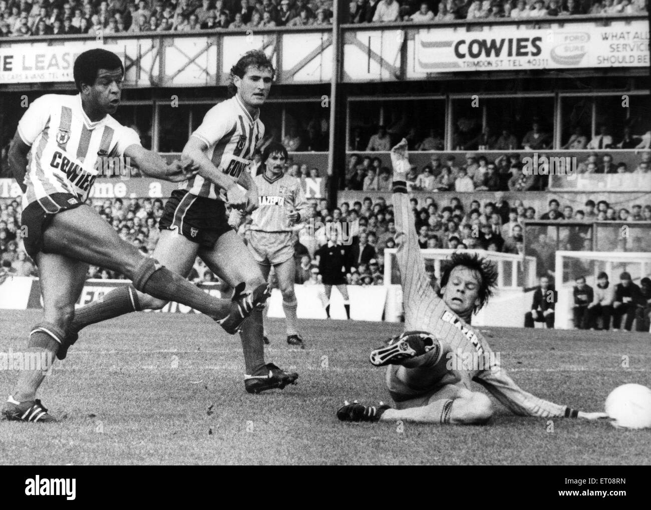Howard Gayle (geboren 18. Mai 1958) ist ein ehemaliger englischer Fußballspieler, hier zu sehen, wenn er für Sunderland spielte. Ca. 1984. Stockfoto