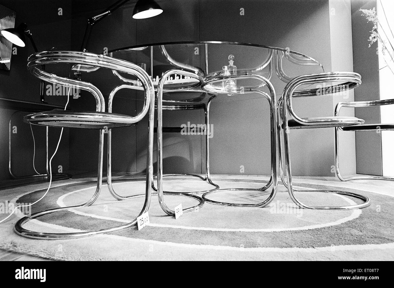 Möbel im Schaufenster des Kaufhauses Liberty. 21. April 1969. Stockfoto