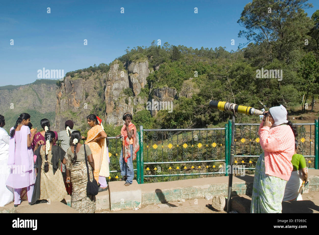 Sightseeing durch Teleskop; Palani Hügel auf 2133 m über dem Meeresspiegel; Kodaikanal im Volksmund Kodai; Tamil Nadu Stockfoto