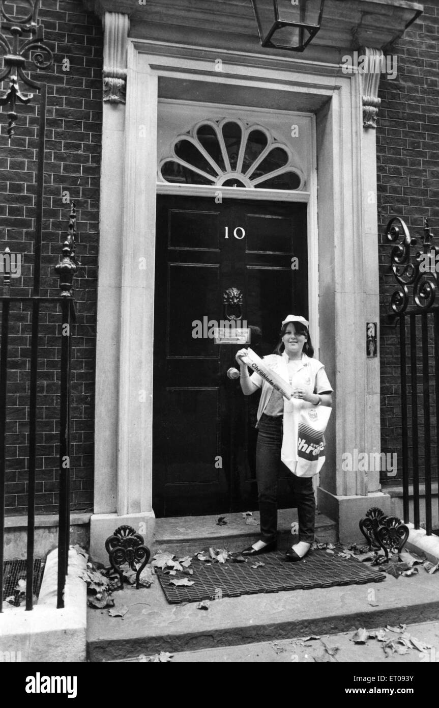 Abend Chronik Lieferantin Donna Brown veröffentlicht das Papier an den Premierminister auf Nummer 10 Downing Street. Donna, 15, ist ein Schüler an Heaton Manor School und ist in London, lokale Zeitung Woche zu fördern. Nach der Abgabe Frau Thatcher ihre Chronik, wurde Donna, der für Welbeck News arbeitet, um eine Sightseeing-Tour durch London und eine aufregende Nacht heraus auf der Victoria Palace elektrische Ice Show behandelt. 16. Oktober 1983. Stockfoto