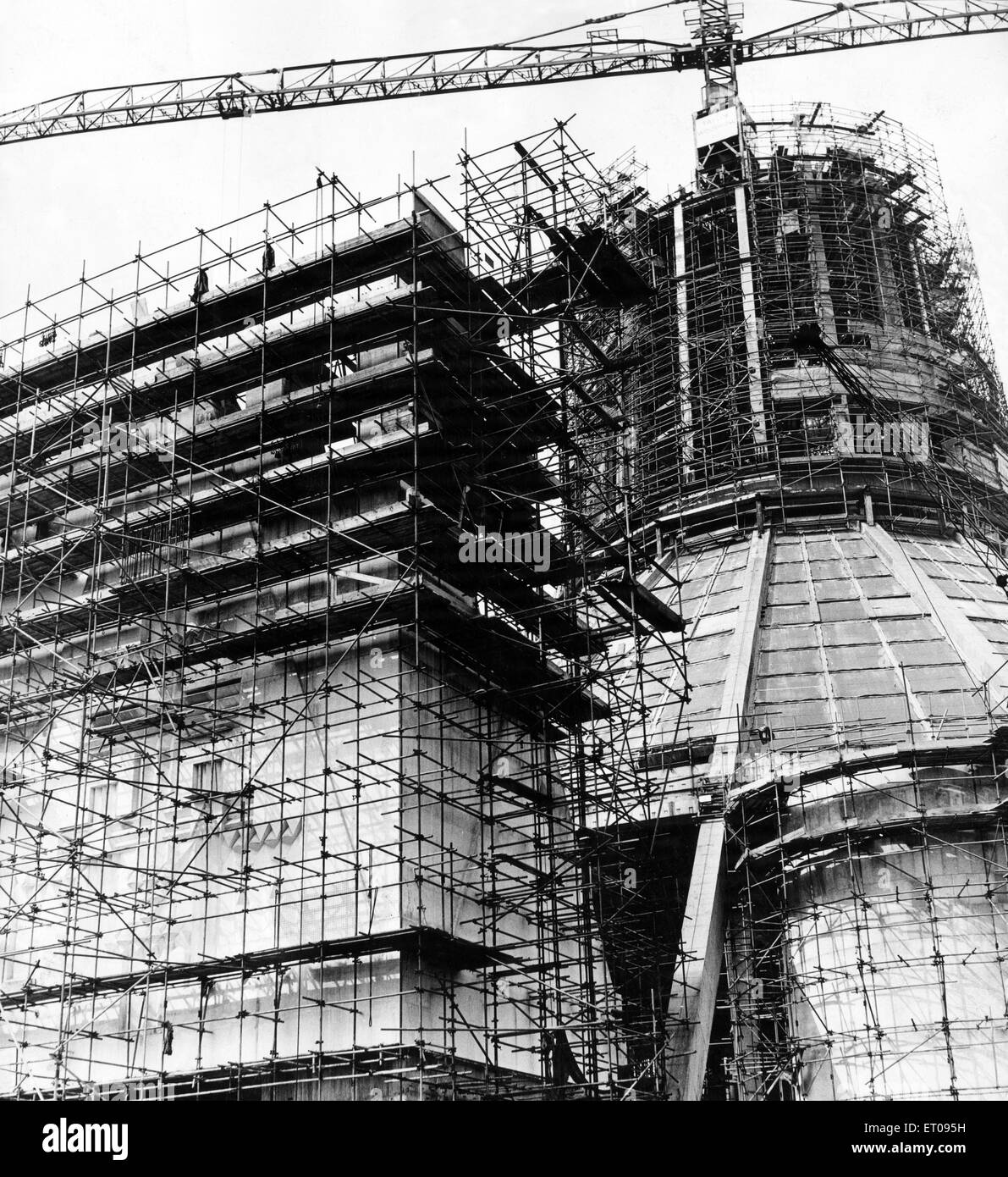 In einem Geflecht aus Stahlgerüst erhebt sich der Haupteingang der Kathedrale von Liverpool neben der zentralen Struktur, bereits eine dominante Liverpools Skyline. 11. Juni 1965. Stockfoto