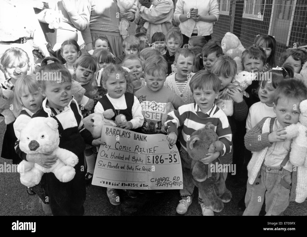 Die 30 Kinder der Kapelle Straße Spielgruppe in Billingham aufgeworfenen £186 für Comic Relief mit einem Teddy um das Messegelände herum krabbeln wo trifft sich die Gruppe. 26. April 1989. Stockfoto