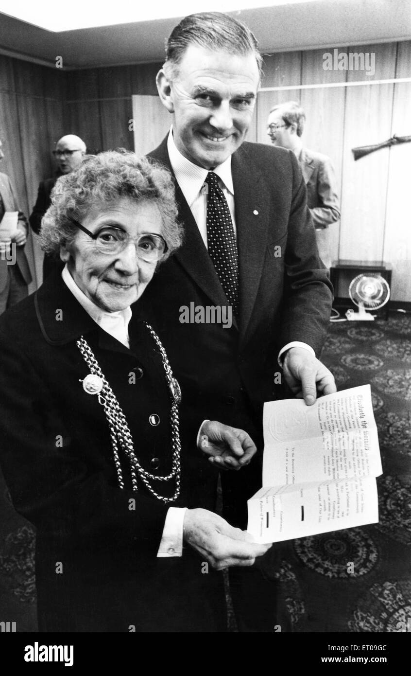 Wahl Schriftstücke für die vier Newcastle Wahlkreise wurden der Oberbürgermeister, Länder übergeben. Frau Doris Starkey, in einer Zeremonie am Civic Centre, Newcastle. 9. April 1979. Stockfoto