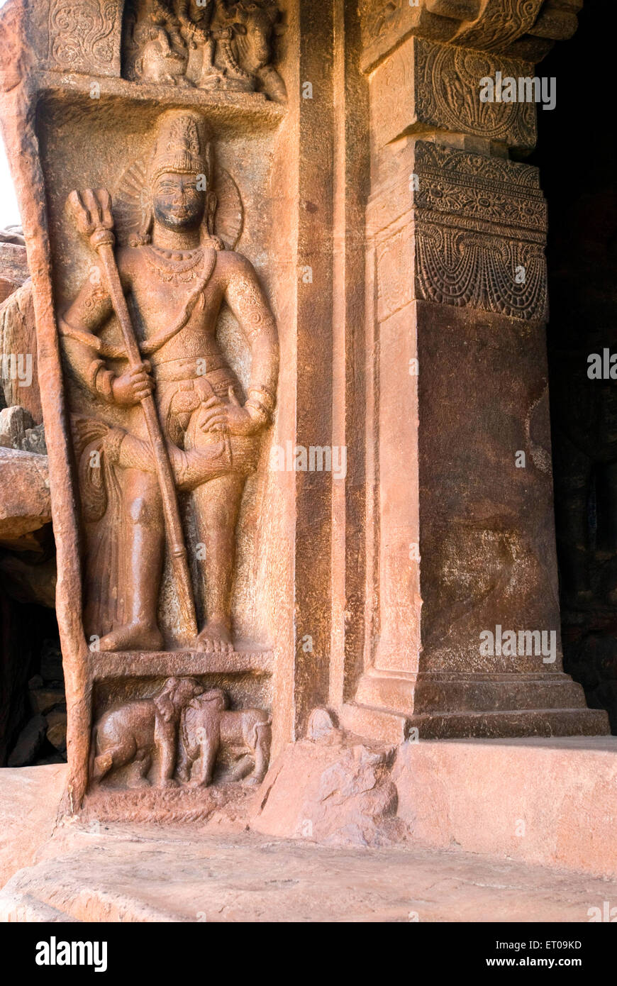 Guardian Basrelief in Höhle im späten 6. Jahrhundert gebaut; Badami; Karnataka; Indien Stockfoto