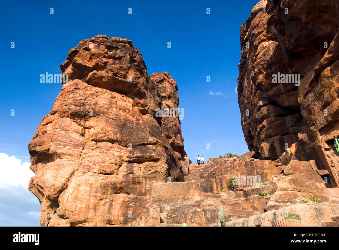Rote Sandsteinklippe, Badami, Vatapi, Bagalkot, Karnataka, Indien, Asien Stockfoto