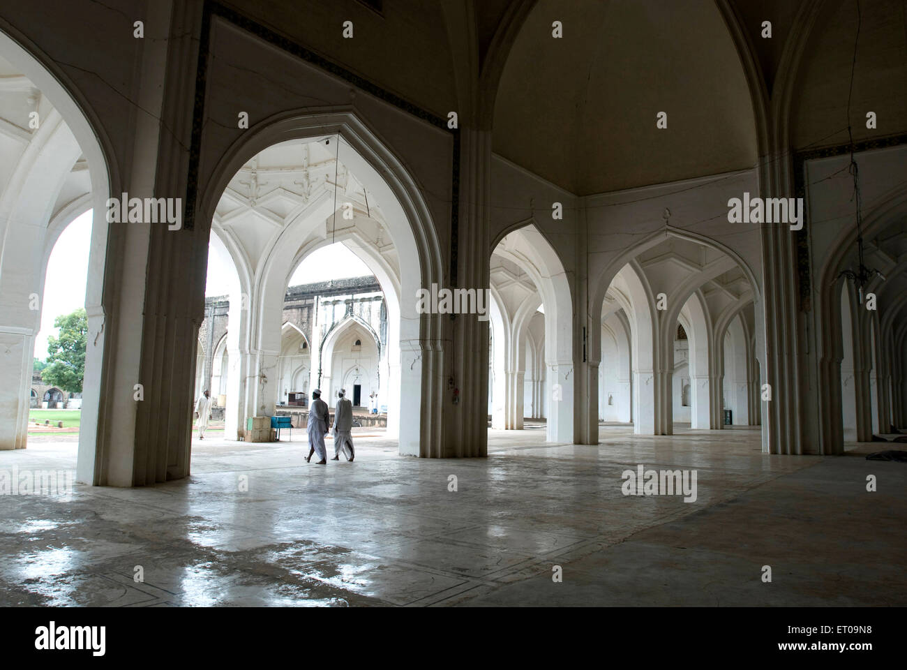 Die Arkaden Betsaal der Jamia Masjid von Ali Adil Shah im Jahre 1578 in Bijapur gebaut; Karnataka; Indien Stockfoto