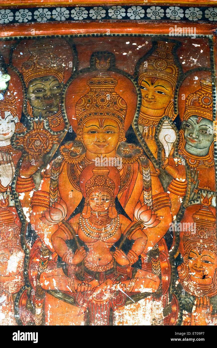 Wandmalereien an der Außenwand des Maruthorvattom Sree Dhanwanthari Tempel gewidmet Herrn Dhanwanthari in Kerala; Indien Stockfoto