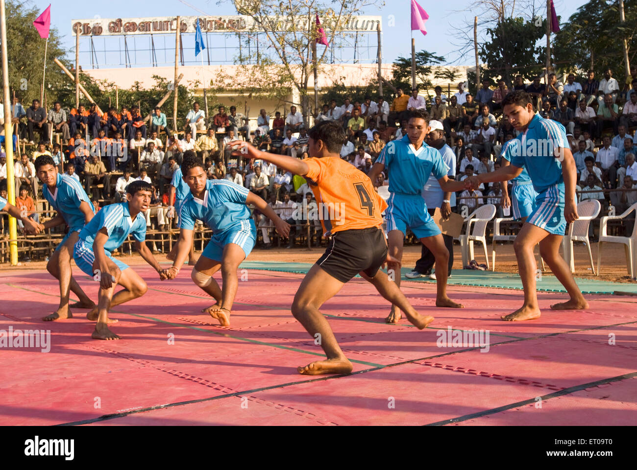 Jungen spielen Kabaddi Spiel Coimbatore Tamil Nadu Indien Asien Stockfoto