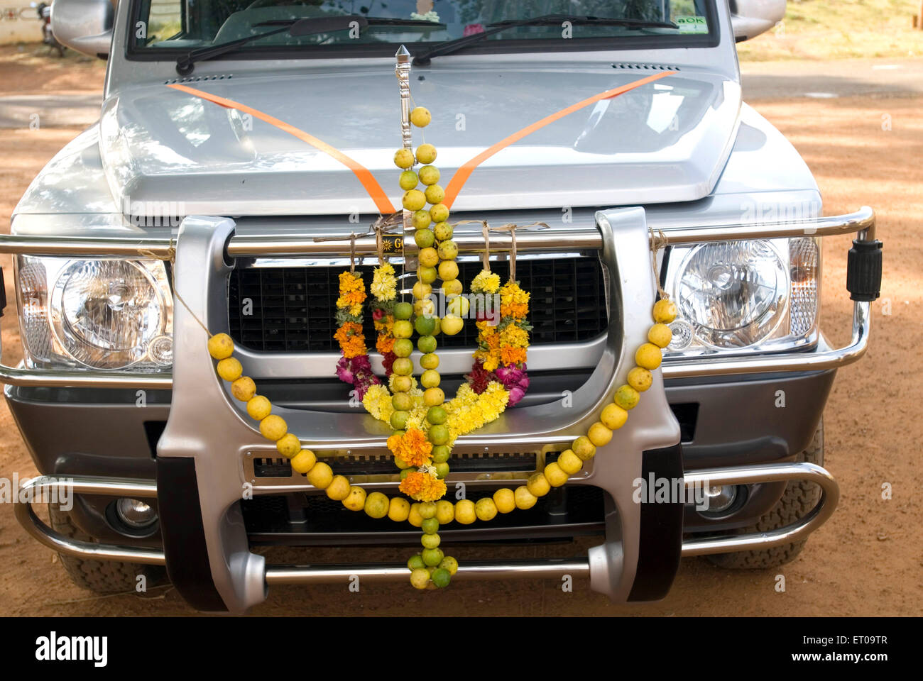 Neues Auto Zitrone und Blume Girlande, Kannathal Tempel, Nattarasankottai, Tamil Nadu, Indien, Asien Stockfoto