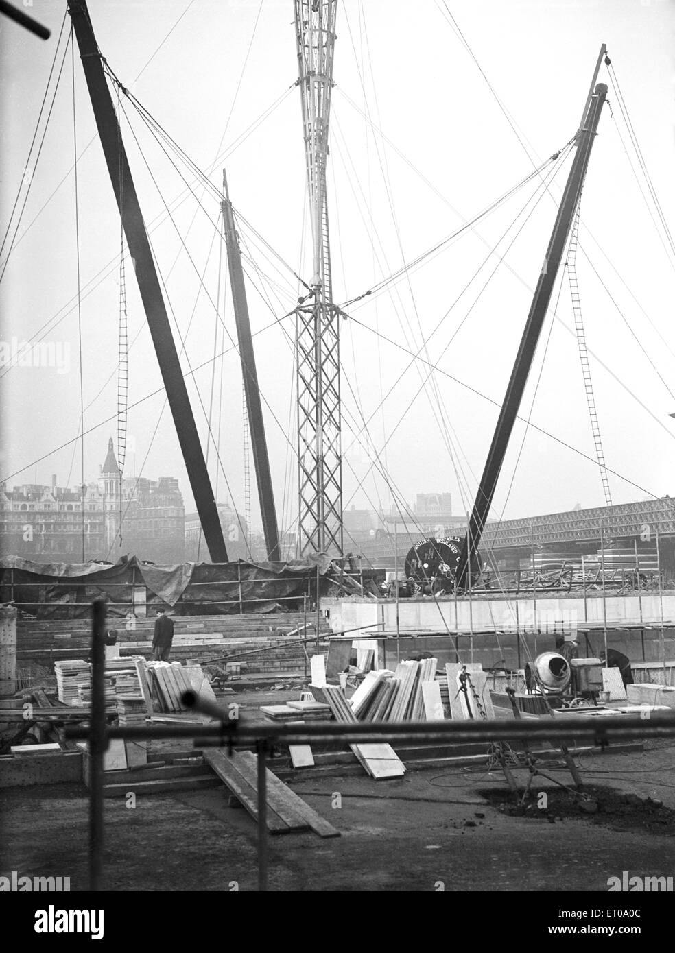 Work In Progress die Skylon, vertikale kennzeichnend für das Festival of Britain. Die riesige Zigarre geformt Struktur stützt sich auf drei Pylonen und erreicht nun 121 ft über dem Boden. Wenn es fertig ist, geht sie aus dem Boden bis 300 ft. Abgebildet sind, th Stockfoto