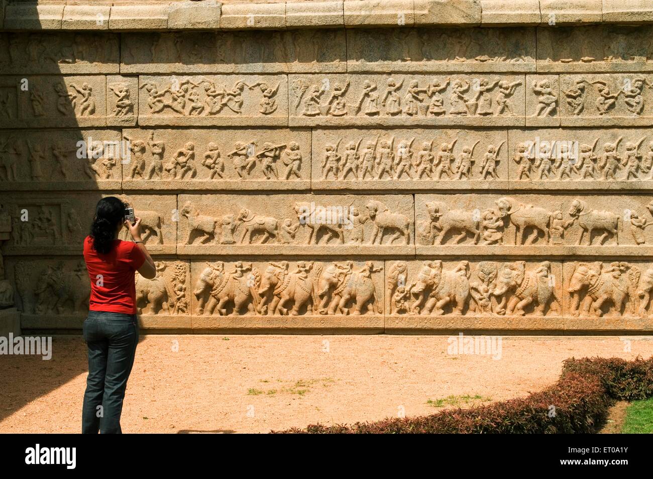 Außenwand des Ramachandra Tempel mit Schnitzereien verziert; Hampi; Karnataka; Indien Stockfoto