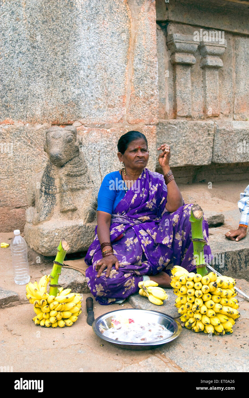 Frau Bananenfrucht Verkäufer, Virupaksha Tempel; Hampi; Karnataka; Indien, asien Stockfoto