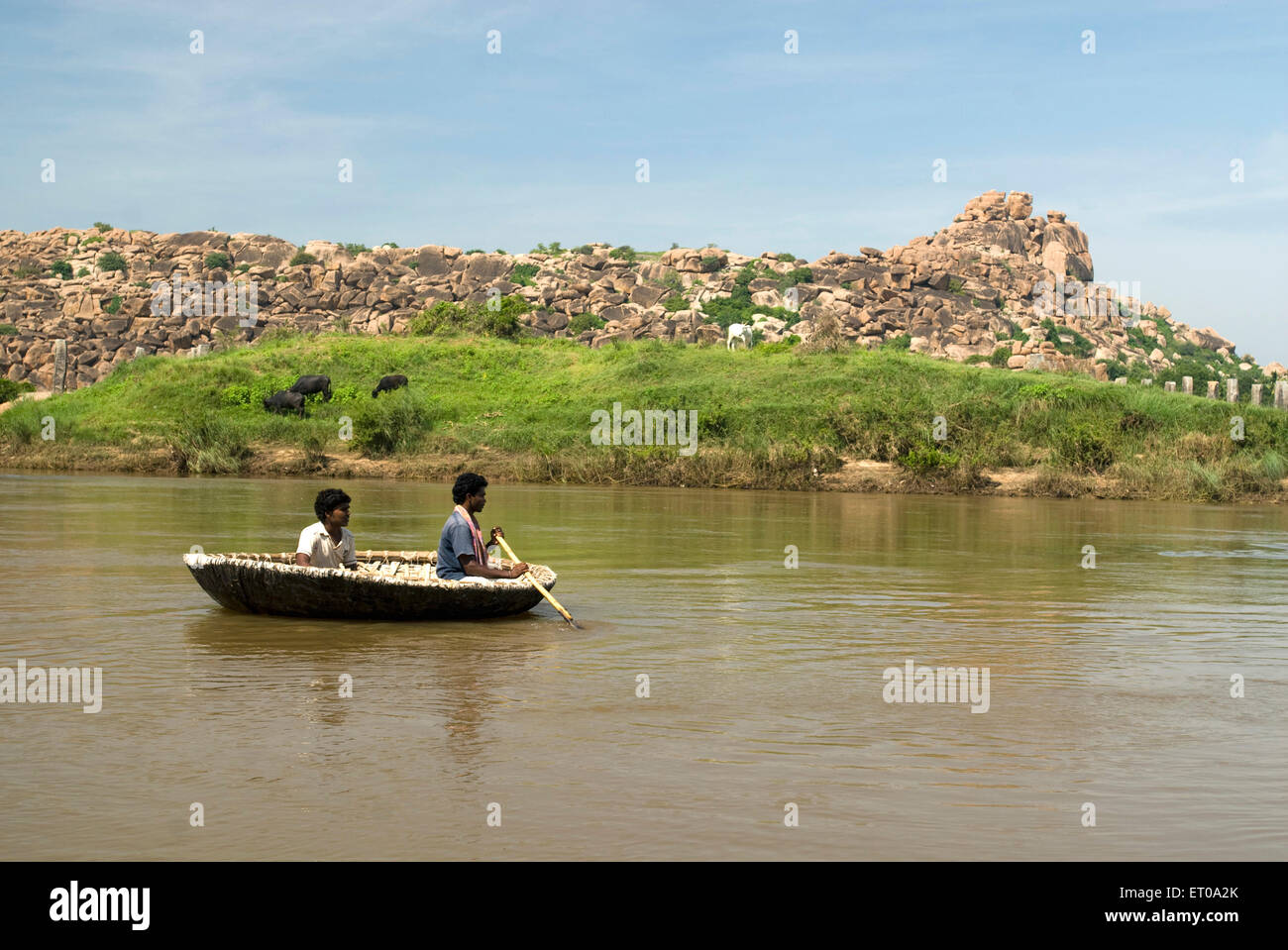 Tungabhadra Fluss im Coracle am Anegundi in Hampi überquert; Karnataka; Indien Stockfoto