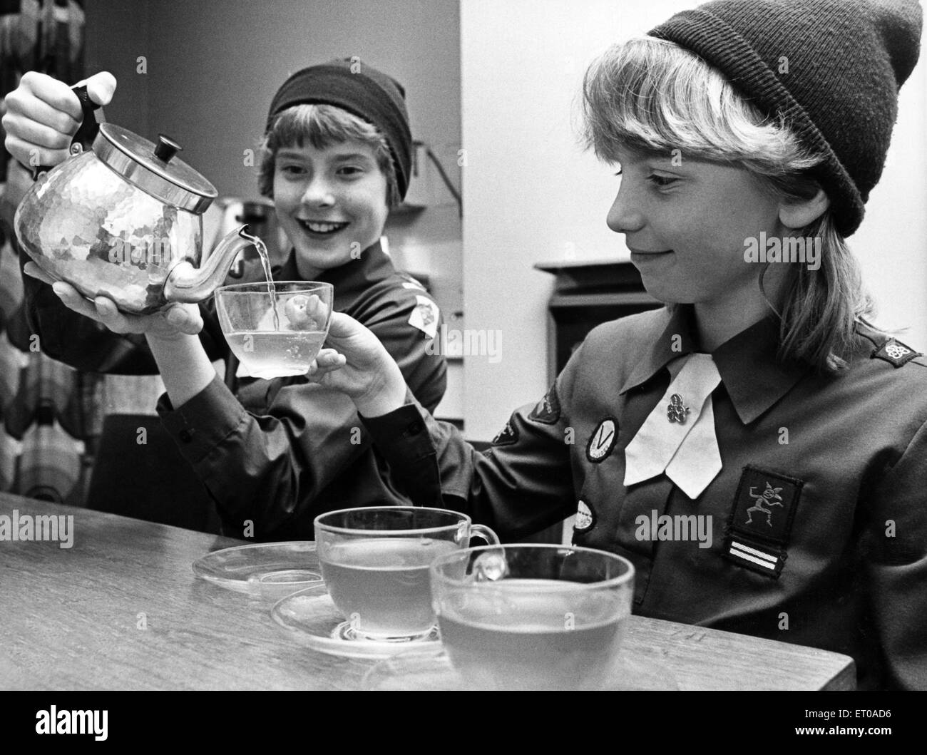 Eltern und Lehrer an Kolonialwarenhändlers Belmont Schule bekam eine Chance, probieren Sie die leckersten Tea in der Stadt, als die 7. Brownies Culpas für als Teil ihrer nationalen Tee Gießen zwei Wochen aufgetischt. Nicola Winn und Sarah Ward, beide im Alter von 10, in den Griff mit einem frischen Earl Grey-Topf bekommen. Der Tee Gießen zwei Wochen richtet sich an die Lehre Brownies, ein leckeres Culpa Brauen und heimischen Küche Gerätesicherheit verwenden. Die verschiedenen Proben von Großbritanniens Lieblingsgetränk wurden von Feinkost Besitzer Frau Electra Robinson geliefert. 14. April 1984. Stockfoto